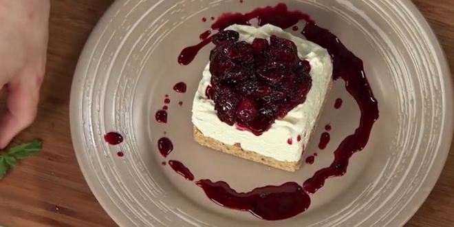 Рецепт домашнего чизкейка с соусом фламбе из вишни