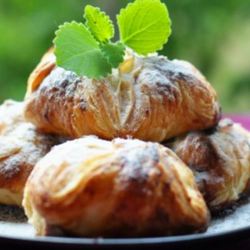 Рецепт Французских слоек с брусникой и сливами