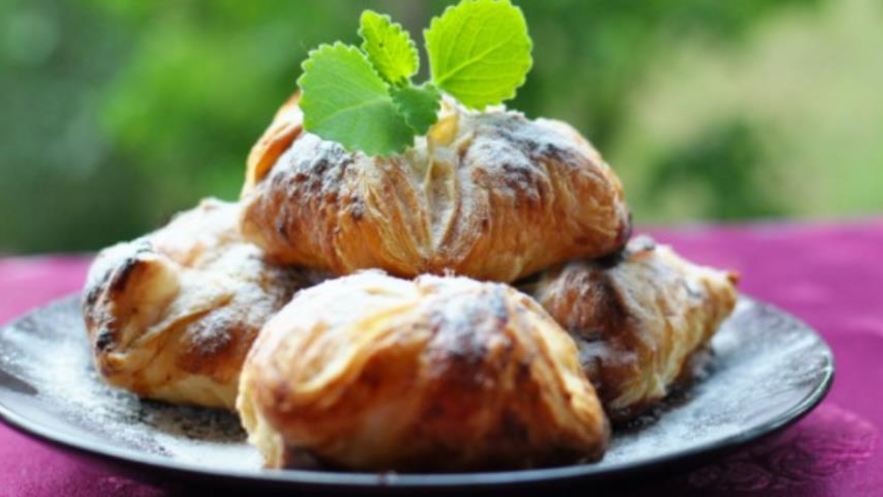 Рецепт французских слоек с брусникой и сливами