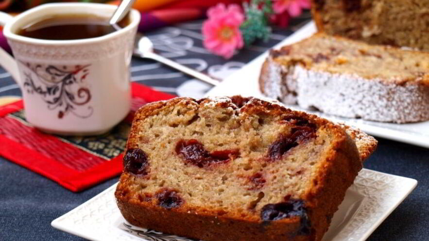 Рецепт бананового кекса с консервированной вишней