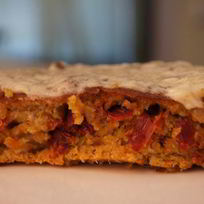 Чесночный кекс с сушеными томатами и перцем