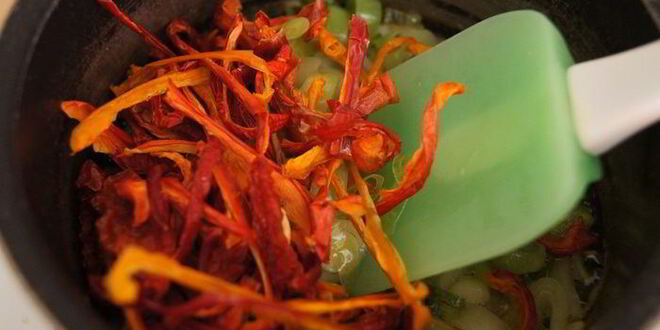 Рецепт чесночного кекса с сушеными томатами и перцем