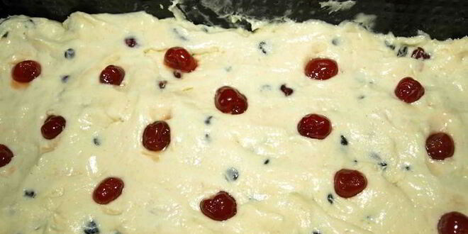 Рецепт кекса с вяленой вишней, арахисом и шоколадом