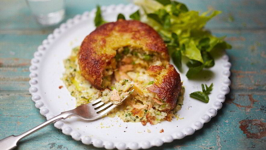 Рецепт хрустящих рыбных кексов с кремовым соусом из белого вина
