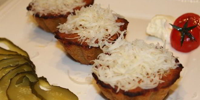 Рецепт мясных закусочных кексов с сыром моцарелла