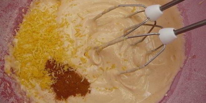 Рецепт пряного кекса с вяленой клюквой, курагой и орехами