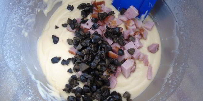 Рецепт закусочного кекса с беконом и маслинами