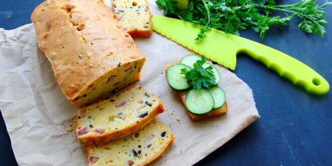 Рецепт закусочного кекса с беконом и маслинами