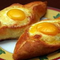 Рецепт Грузинских хачапури с яйцом по-аджарски