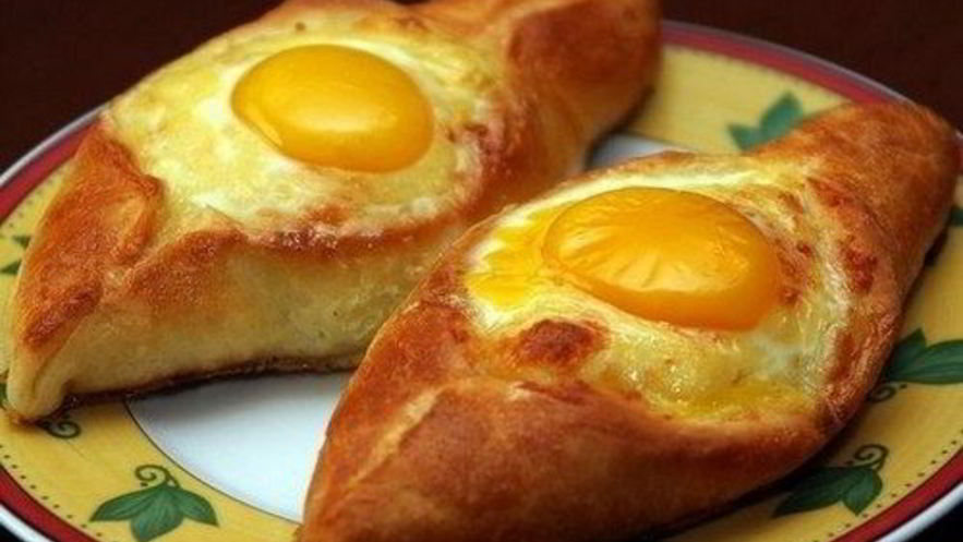 Рецепт грузинских хачапури с яйцом по-аджарски