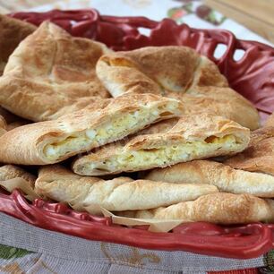 Рецепт Хачапури с брынзой из слоеного теста