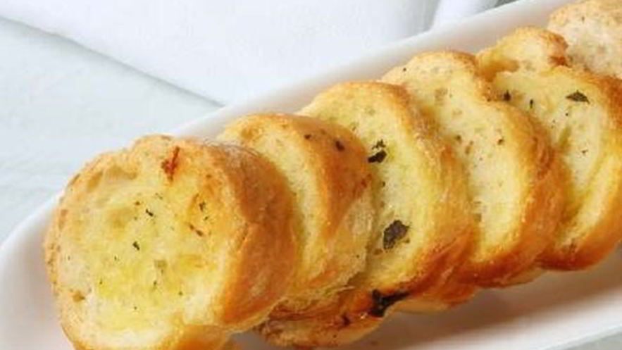 Рецепт хрустящего багета с чесноком и специями