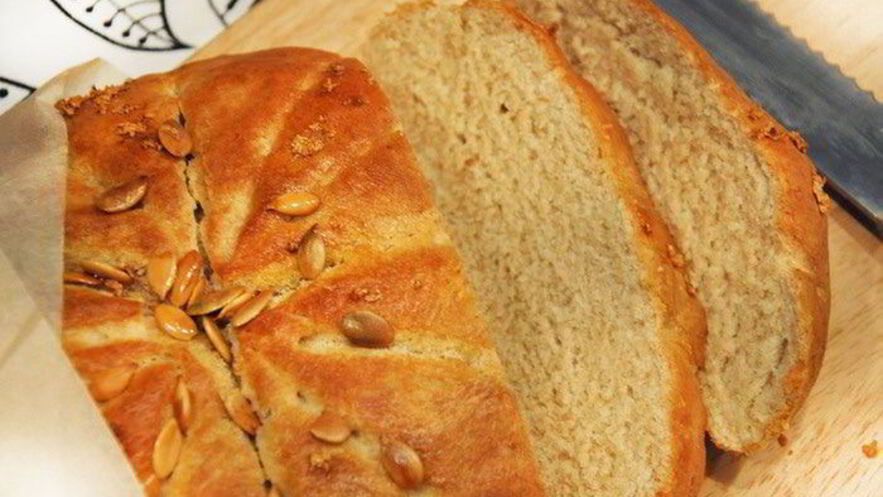 Рецепт цельнозернового хлеба с чесноком и тыквенными семечками