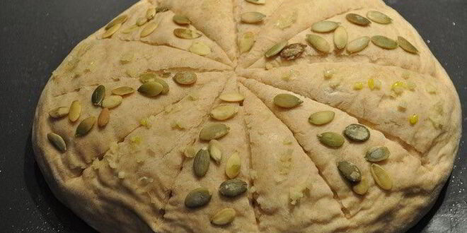 Рецепт цельнозернового хлеба с чесноком и тыквенными семечками