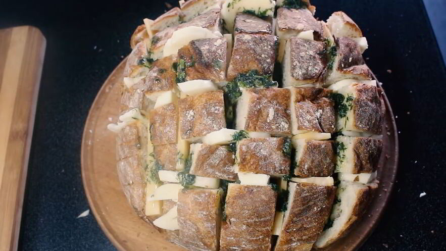 Рецепт закусочного хлеба с сыром и зеленью