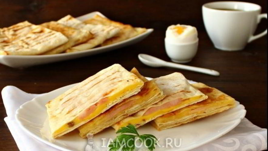 Рецепт конвертиков из лаваша с сыром и ветчиной