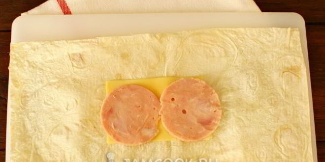 Рецепт конвертиков из лаваша с сыром и ветчиной