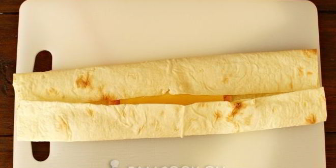 Рецепт конвертиков из лаваша с сыром и ветчиной