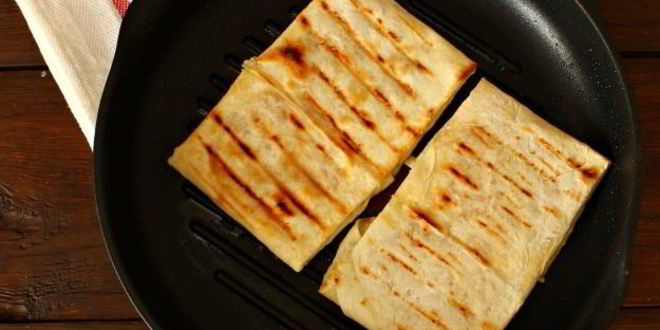 Рецепт конвертиков из лаваша с сыром и ветчиной