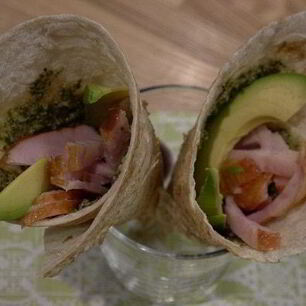 Рецепт Кулечков из лаваша с копченой курицей и авокадо