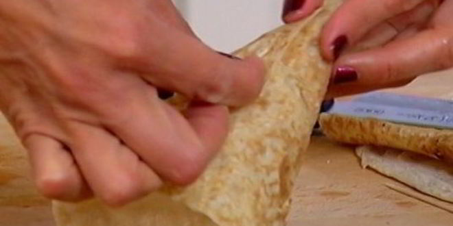 Рецепт кулечков из лаваша с копченой курицей и авокадо