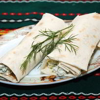 Лаваш с творогом и чесноком