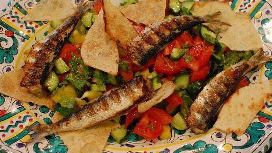 Рецепт сардинок с легким салатом и чипсами из лаваша