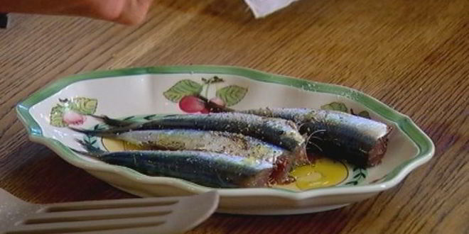 Рецепт сардинок с легким салатом и чипсами из лаваша