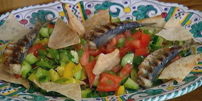 Рецепт сардинок с легким салатом и чипсами из лаваша
