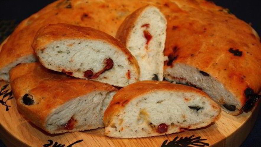 Рецепт фокаччи с маслинами, вялеными помидорами и зеленью