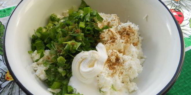 Рецепт хрустящих лепешек с сыром фета и зеленью