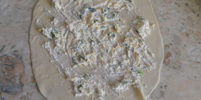 Рецепт хрустящих лепешек с сыром фета и зеленью