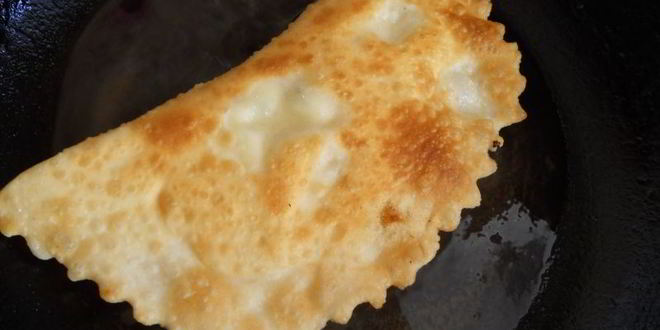 Рецепт хрустящих лепешек с сыром фета и зеленью