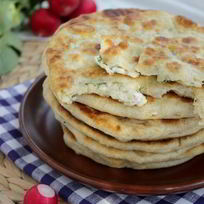 Лепешки с мукой, брынзой и моцареллой