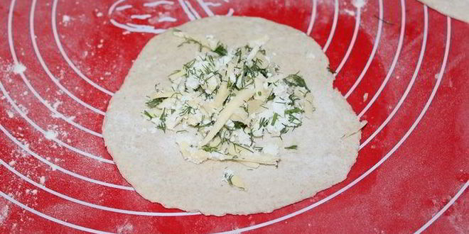 Рецепт лепешек с мукой, брынзой и моцареллой