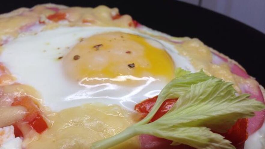 Рецепт питы с колбасой, сыром и яйцом