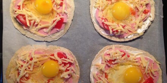 Рецепт питы с колбасой, сыром и яйцом