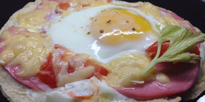 Рецепт питы с колбасой, сыром и яйцом