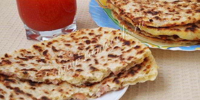 Рецепт сырных лепешек с ветчиной