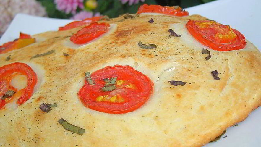 Рецепт великолепной лепешки с помидорами