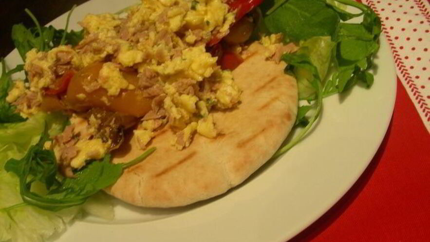 Рецепт яичницы-болтуньи с тунцом, маринованным перцем и лепешками пита
