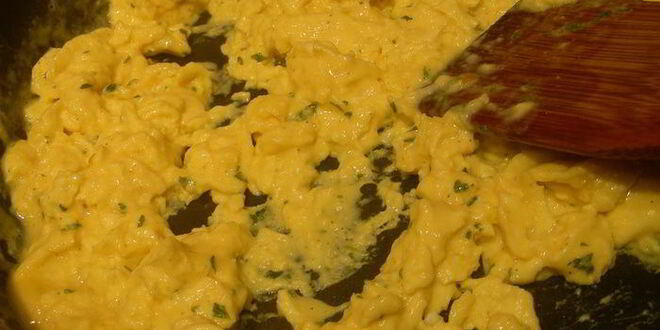 Рецепт яичницы-болтуньи с тунцом, маринованным перцем и лепешками пита