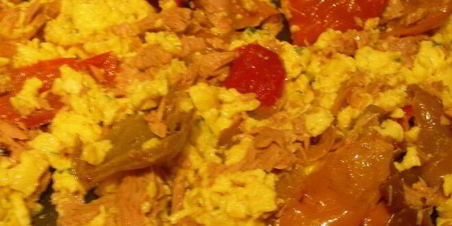 Рецепт яичницы-болтуньи с тунцом, маринованным перцем и лепешками пита