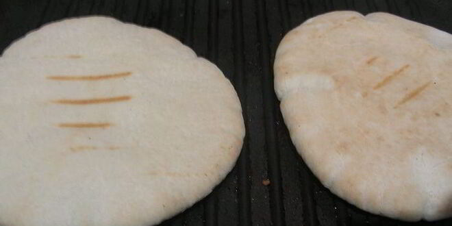 Рецепт яичницы-болтуньи с тунцом, маринованным перцем и лепешками пита