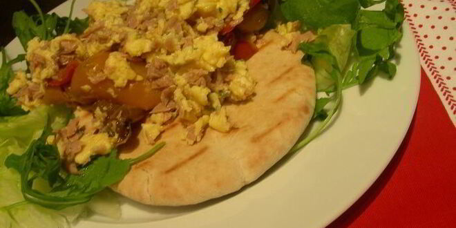 Рецепт яичницы-болтуньи с тунцом, маринованным перцем и лепешками пита