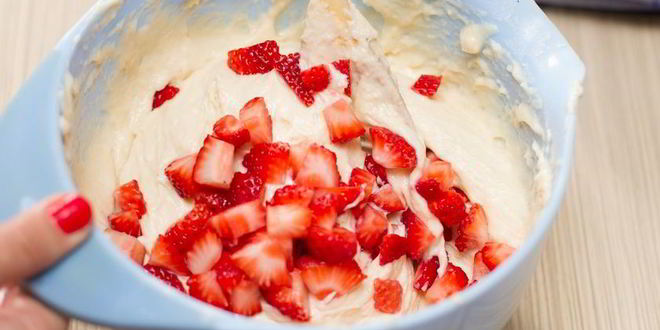 Рецепт клубничных маффинов с творогом