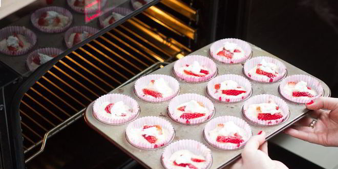 Рецепт клубничных маффинов с творогом