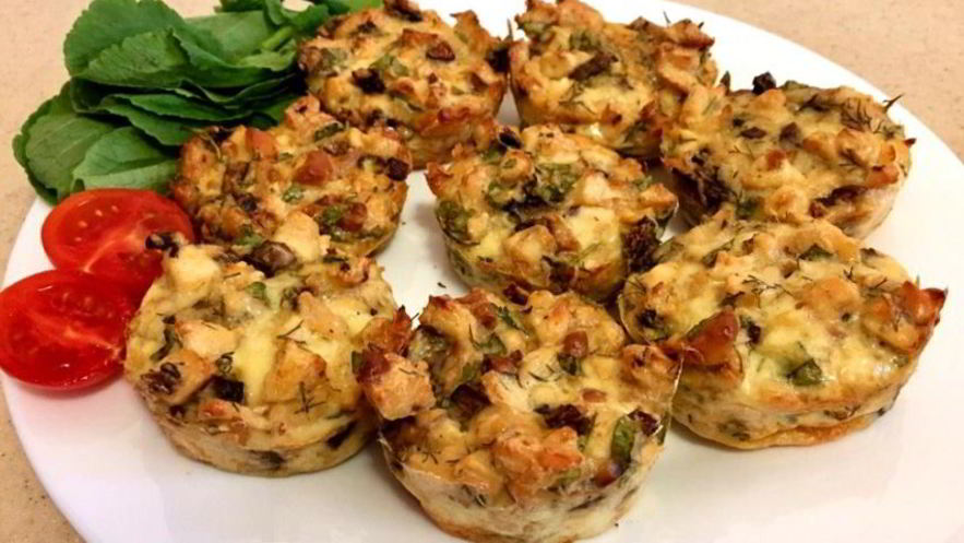 Рецепт куриных маффинов с грибами и копченым сыром