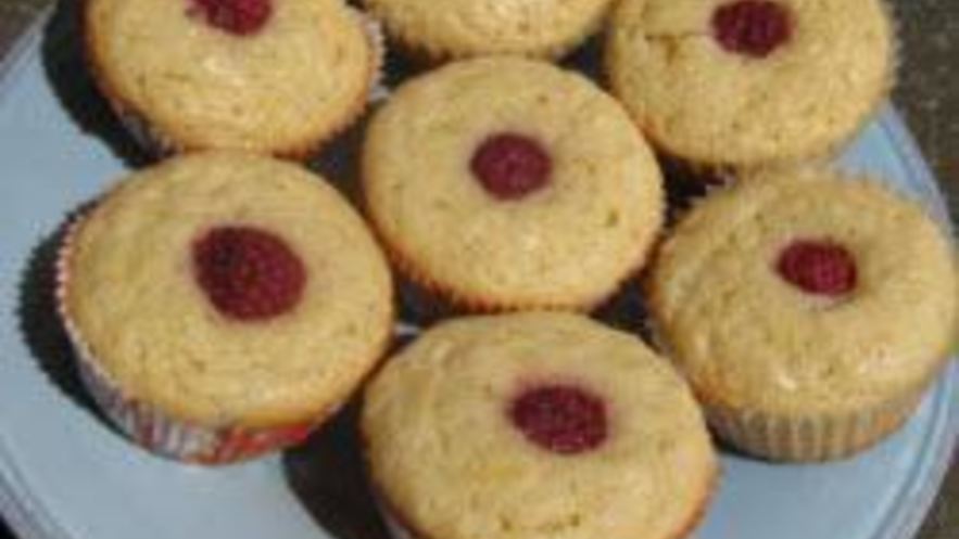 Рецепт лимонных маффинов с ягодкой