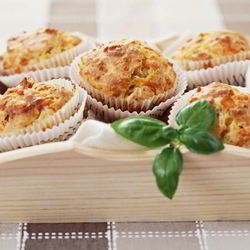 Рецепт Маффинов из слоеного теста с ветчиной и сыром